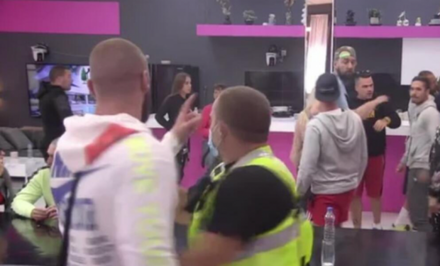 MENSUR NASRNUO NA CARA I GAĐAO GA FLAŠOM Nastao opšti haos, intervenisalo obezbeđenje!