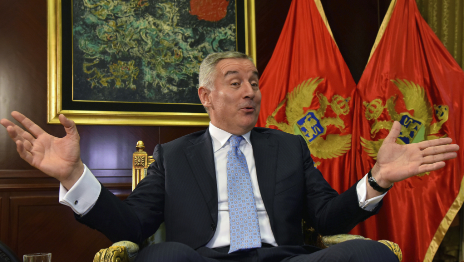 MILO U PANICI Banane će mu doći glave!