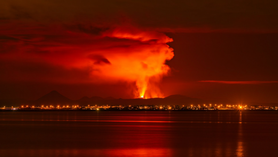 SPEKTAKULARNA ERUPCIJA VULKANA NA ISLANDU Višemesečna senzacija privlači sve veći broj posetilaca (VIDEO)