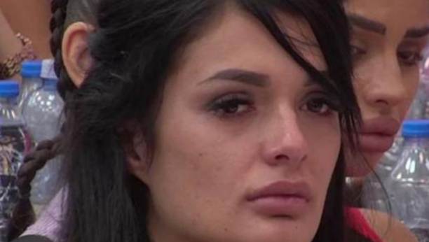 MOJ MUŽ ĆE GA ODROBIJATI AKO GA VIDI! Viktorijina baka uznemirena nakon saznanja da je sveštenik silovatelj ponovo u njihovom selu!