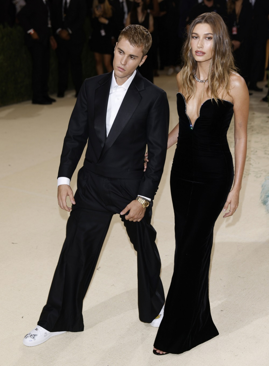 SUPRUGA POZNATOG PEVAČA HITNO HOSPITALIZOVANA! Mankenka završila u bolnici zbog problema na mozgu, sumnjaju na ovo!