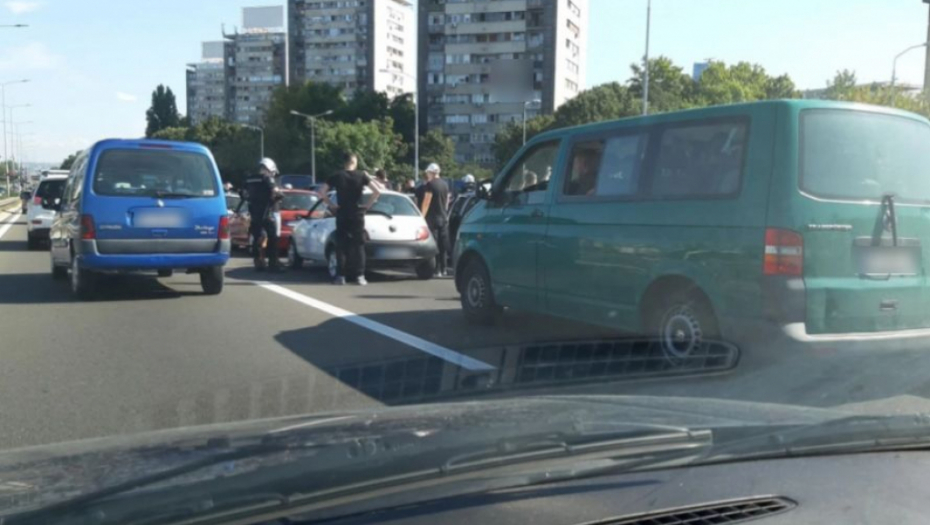 AKCIJA POLICIJE NA NOVOM BEOGRADU Uhapšena veća grupa lica, saobraćaj zaustavljen! (FOTO)