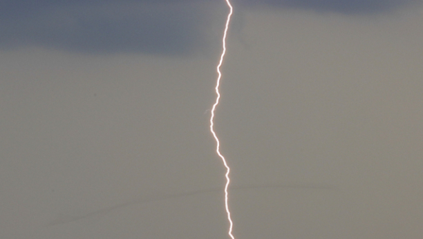 NEVREME U HRVATSKOJ KAKVO SE NE PAMTI Grom udario u zvono, krhotine uništile krovove i kola!