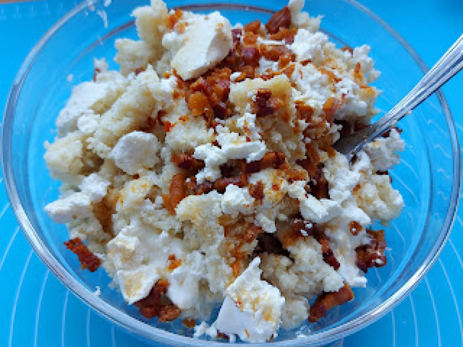 SRBI SU GENERACIJAMA ODRASTALI UZ OVO JELO: Kačamak sa slaninicom i čvarcima, naši stari su znali šta je dobro (VIDEO)