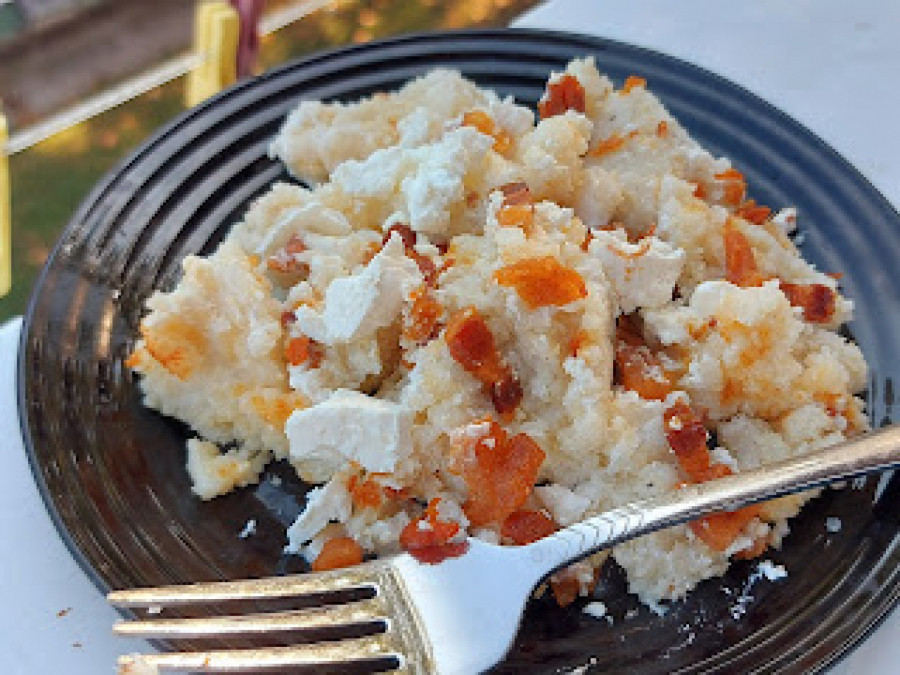 SRBI SU GENERACIJAMA ODRASTALI UZ OVO JELO: Kačamak sa slaninicom i čvarcima, naši stari su znali šta je dobro (VIDEO)