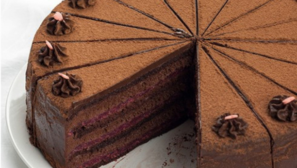 RASKOŠNA BARON TORTA: Zavodljiva čokolada i osvežavajuća malina u kombinaciji, savršenstvo ukusa