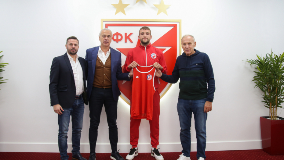 KRUZERAŠ ZADUŽIO NOVU OPREMU KLUBA S MARAKANE Džaja i Terza uručili Zvezdin dres Veljku!