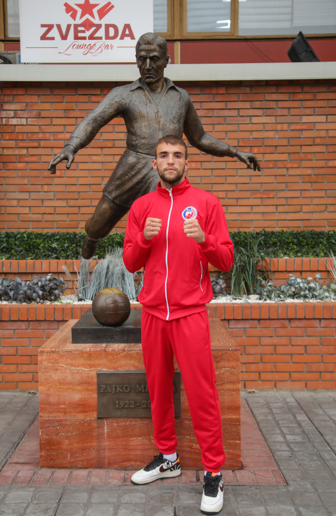 KRUZERAŠ ZADUŽIO NOVU OPREMU KLUBA S MARAKANE Džaja i Terza uručili Zvezdin dres Veljku!