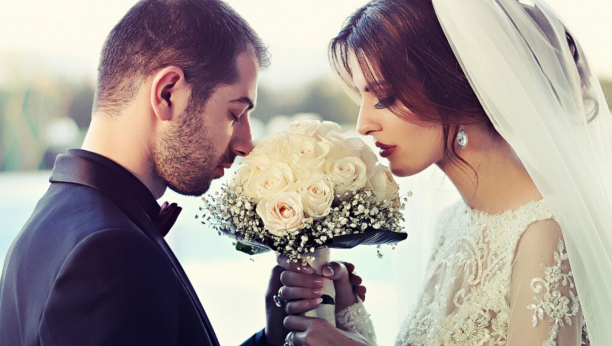 VENČALI SU SE I RAZVELI ZA NEKOLIKO SATI: U sred venčanja je osetila čudan miris i učinila neverovatan potez