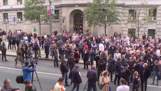 RAT NA POMOLU Tumačenje Vrhovnog suda o kreditima podiglo tenzije, advokati prete blokadom