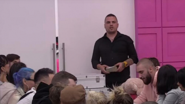 ŽESTOKO POTKAČIO SANDRU! Bane Čolak nije birao reči koje je uputio pevačici: Znam devojke kao što si ti!