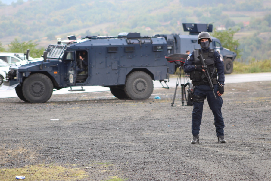 ALBANCI NAS MRCVARE, ALI NAS NEĆE OTERATI! Naš reporter na Jarinju sa Srbima: Stajali su satima na kiši bez namere da ustuknu