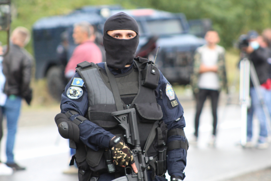 ALBANCI NAS MRCVARE, ALI NAS NEĆE OTERATI! Naš reporter na Jarinju sa Srbima: Stajali su satima na kiši bez namere da ustuknu