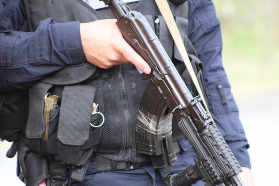 ALBANCI NAS MRCVARE, ALI NAS NEĆE OTERATI! Naš reporter na Jarinju sa Srbima: Stajali su satima na kiši bez namere da ustuknu