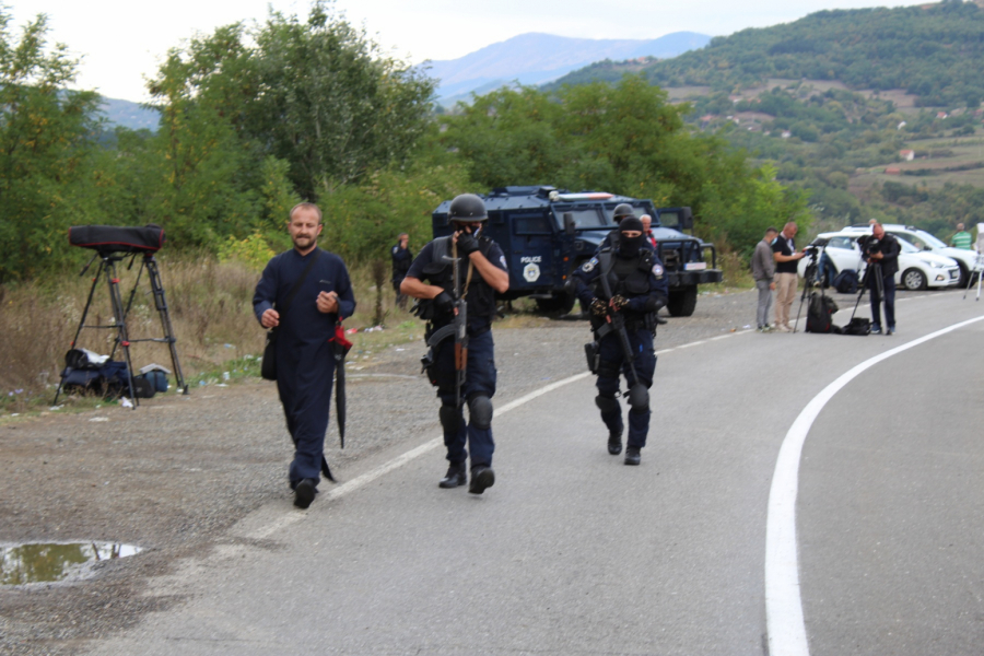 ALBANCI NAS MRCVARE, ALI NAS NEĆE OTERATI! Naš reporter na Jarinju sa Srbima: Stajali su satima na kiši bez namere da ustuknu