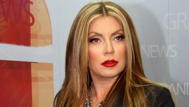 DA LI PREPOZNAJTE PEVAČICU SA FOTKE?! Poznata je kao srpska Šakira, a frizura joj je oduvek bila zaštitni znak! (FOTO)