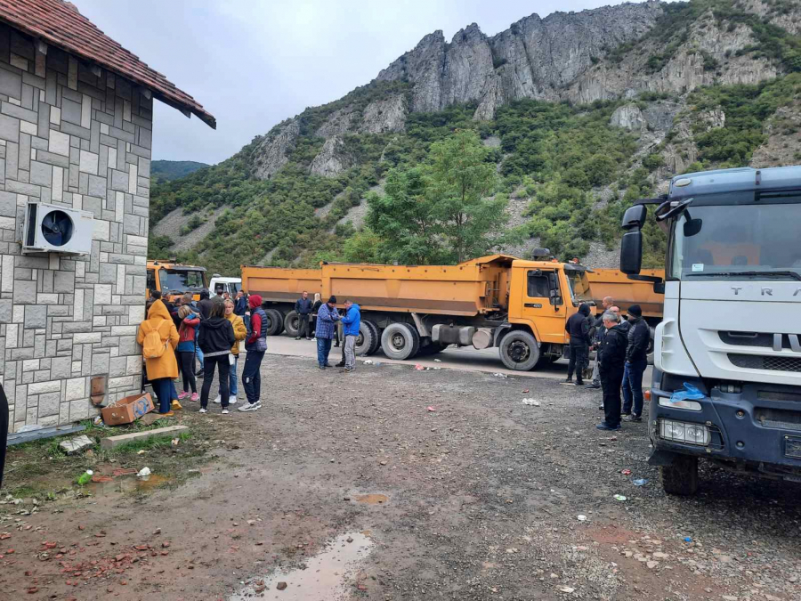 SRBI SE OKUPLJAJU NA JARINJU Poneli hranu i toplu odeću, ne nameravaju da napuste proteste! (FOTO)