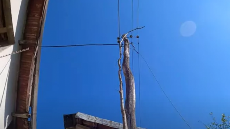 BANDERA NA „PRITKAMA“ Žena u strahu: Ako se otkine, zapaliće mi kuću!