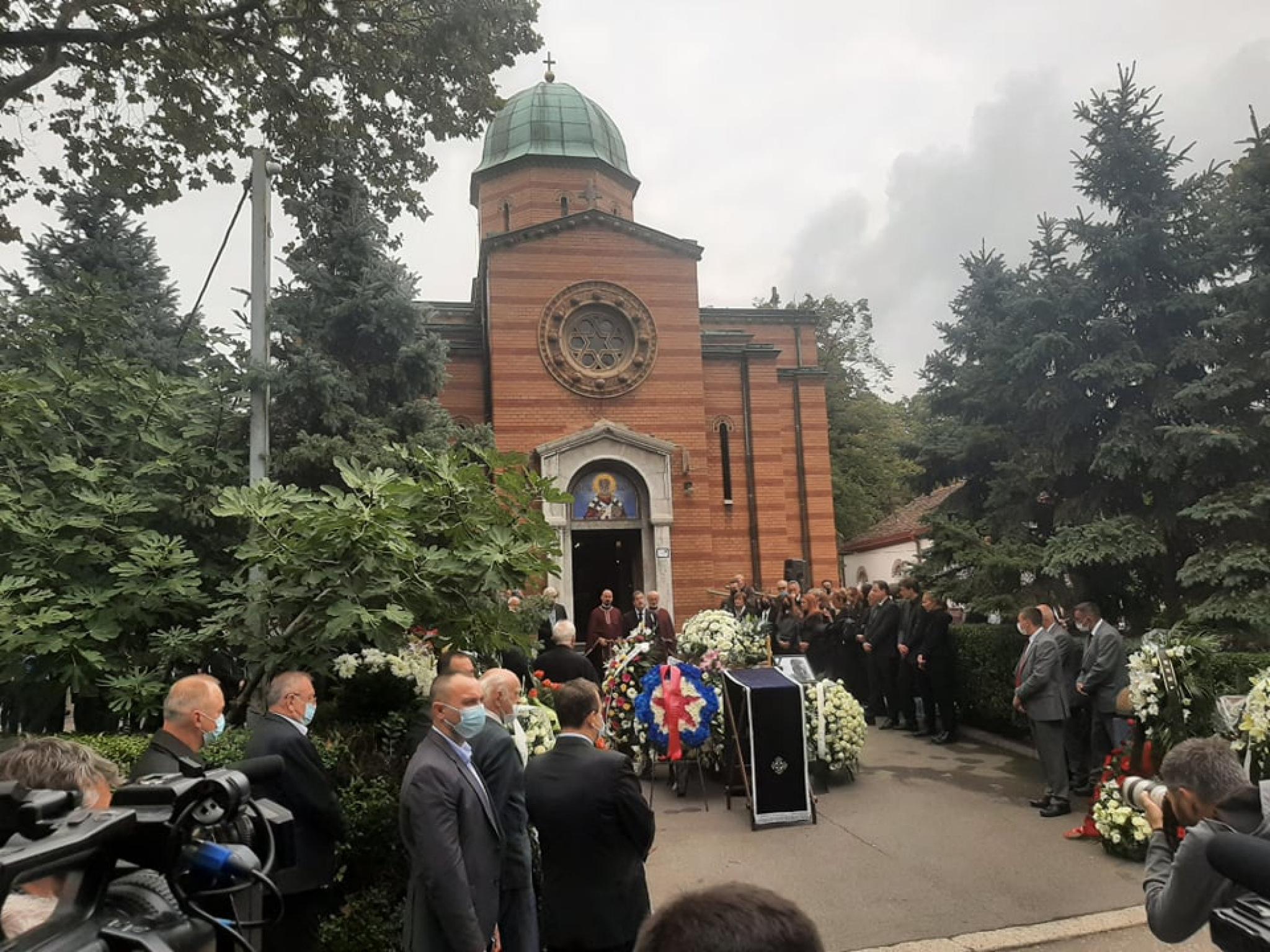 SRBIJA U SUZAMA! POSLEDNJI POZDRAV LEGENDI! Dušan Duda Ivković sahranjen na Novom groblju! (VIDEO)