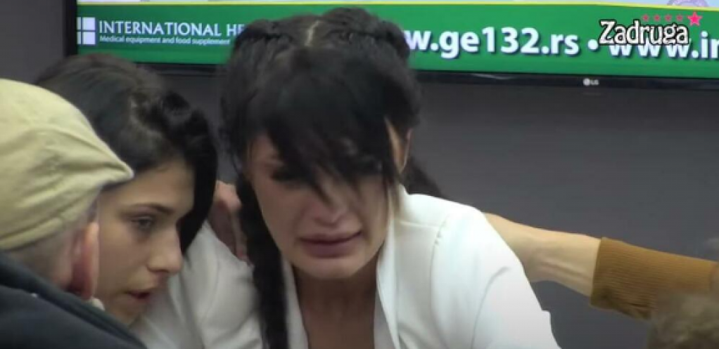 U SELU SU ME ZVALI "POPADIJO" Viktoriju silovao sveštenik kad joj je bilo 12, a meštani joj se podsmevali!