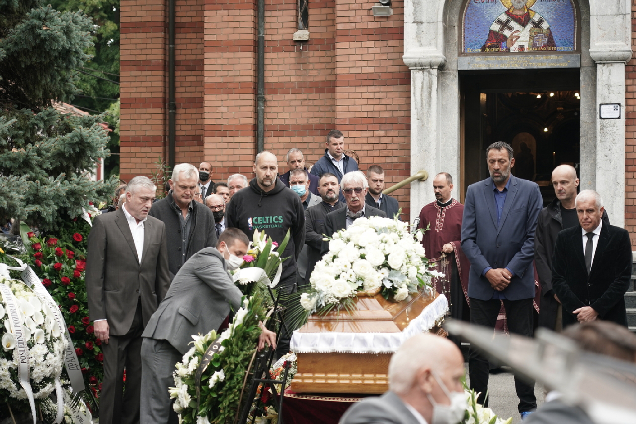 SRBIJA U SUZAMA! POSLEDNJI POZDRAV LEGENDI! Dušan Duda Ivković sahranjen na Novom groblju! (VIDEO)