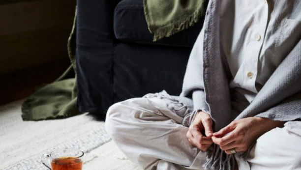 ZA MANJE OD DVA MINUTA PROVERITE ZDRAVSTVENO STANJE: Sedite na pod i uz pomoć ovog trika otkrijte da li ste u opasnosti od prerane smrti