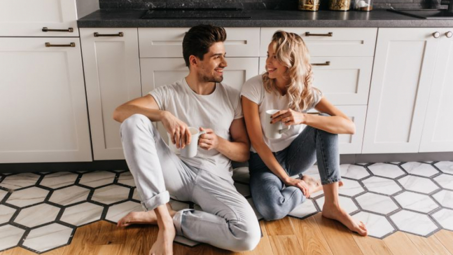 REZULTATI ISTRAŽIVANJA IZNENADILI I NAUČNIKE: Sedenje na podu, utiče na dužinu životnog veka