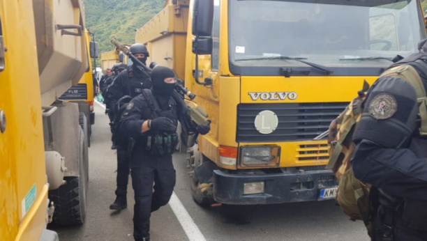 SRBI KRENULI NA GLASANJE, ROSU NA PUTU KA JARINJU Pojačane snage kosovskih specijalaca na putu ka administrativnom prelazu