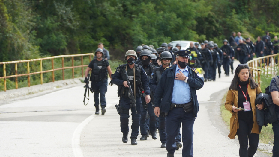DRUGA NEDELJA NA BARIKADAMA Specijalci se ne povlače, građani ne odustaju