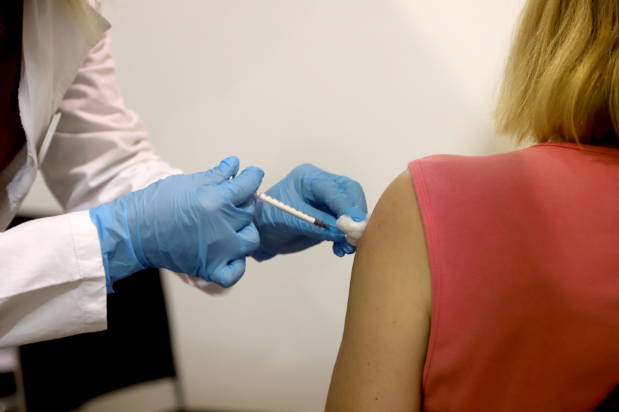 PADAJU MASKE I BROJ NOVOZARAŽENIH Epidemija u Engleskoj i njen tok