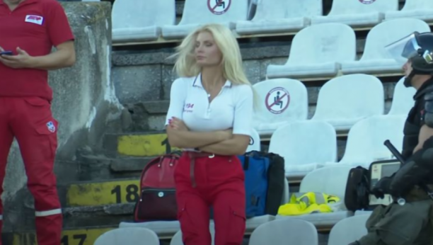 RADNICA HITNE POMOĆI OPČINILA SVE Posle ovog snimka sa derbija svi se raspituju za nju