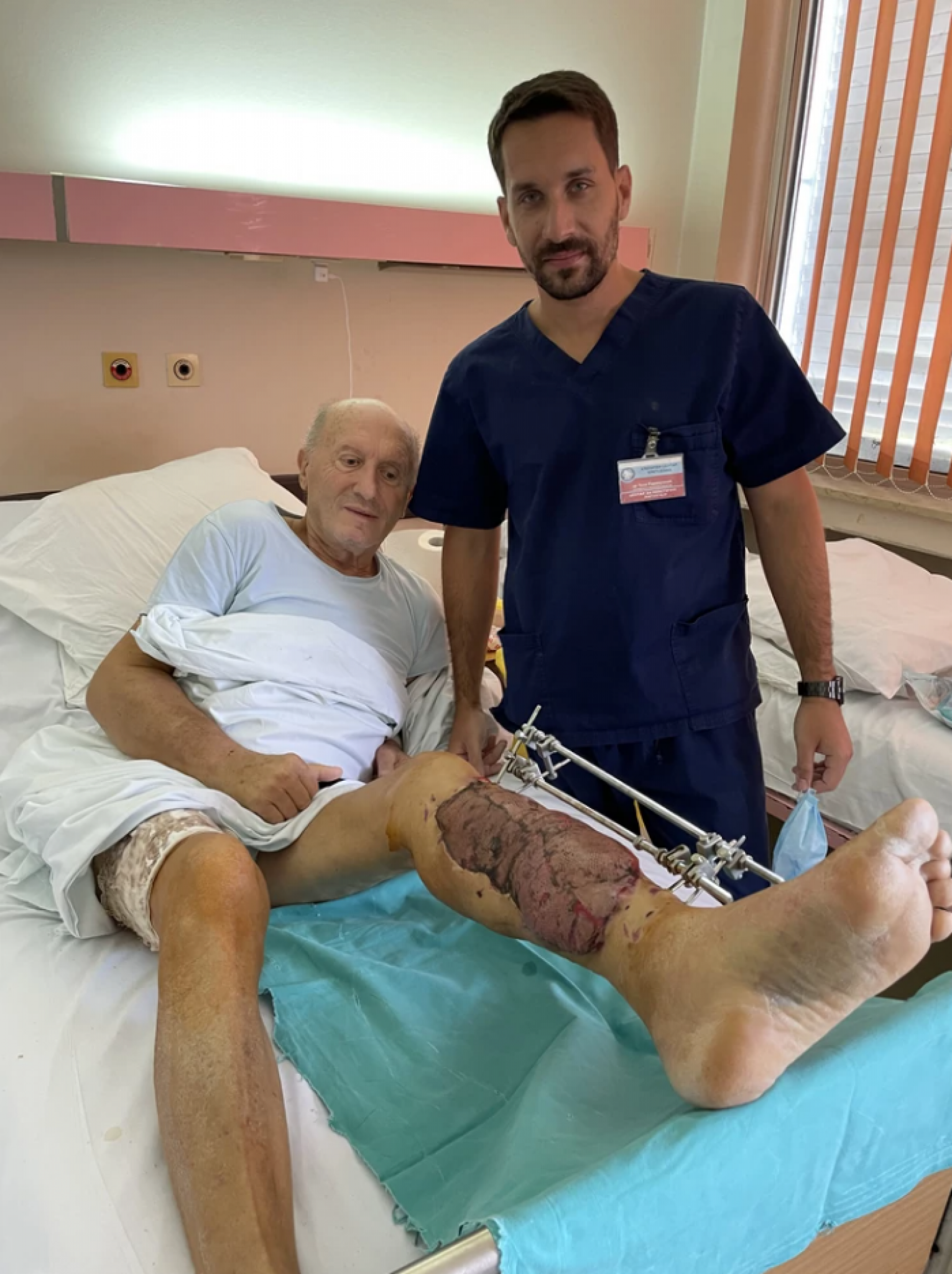 TEŽAK PODUHVAT KOJI JE ODLIČNO PROŠAO Dragan je umalo ostao bez noge, ali su dr Radivojčević i njegov tim uzeli stvar u svoje ruke! (UZNEMIRUJUĆE FOTOGRAFIJE)