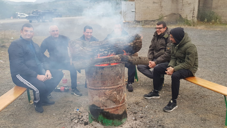 OVAKO JE JUTROS NA JARINJU Više stotina Srba noć provelo na otvorenom, snajperisti ih posmatraju kroz nišan! (FOTO/VIDEO)