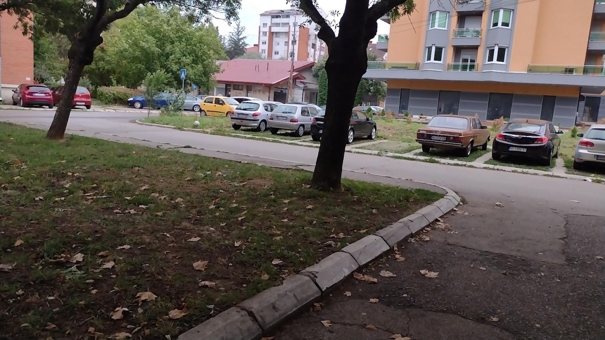 RODITELJI U ŠOKU, INTERVENISALA POLICIJA! Manijak (62) pipkao devojčice na igralištu u Nišu, odale ga kamere