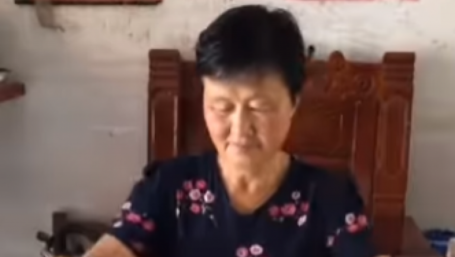 BAKA ZMAJ RADI IZUZETNO DOSADAN POSAO Za samo 15 sekundi pravi predmet bez koga ne možemo zamisliti dan (VIDEO)