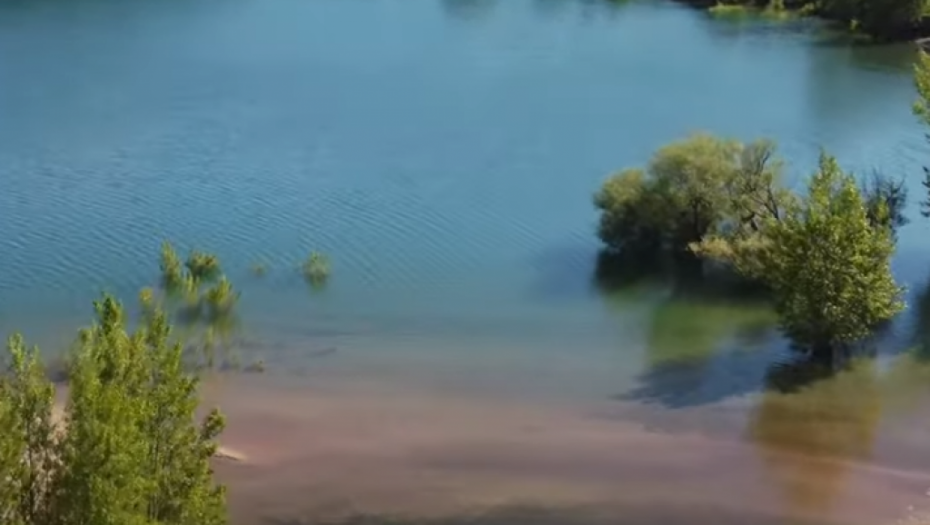 STALA NA MULJ KOJI JE POVUKAO U DUBINU Jezivi detalji tragedije na Zlatarskom jezeru, majka se utopila deca sve gledala