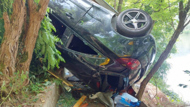 DIREKTAN SUDAR AUTOMOBILA I KAMIONA KOD ČAČKA Kola se isprevrtala i završila na krovu (FOTO)