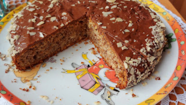 OČARAVAJUĆI RECEPT IZ BAKINE KUHINJE: Čokoladni kolač, fantastičan miris i ukus (VIDEO)