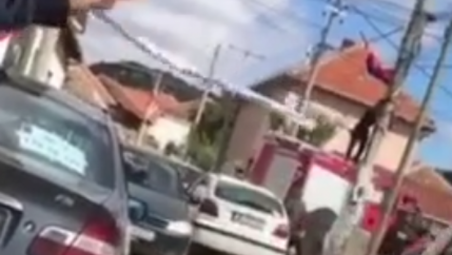 UHVAĆENI! Pogledajte kako teroristi u uniformama skidaju srpsku zastavu i transparent ZSO! (VIDEO)