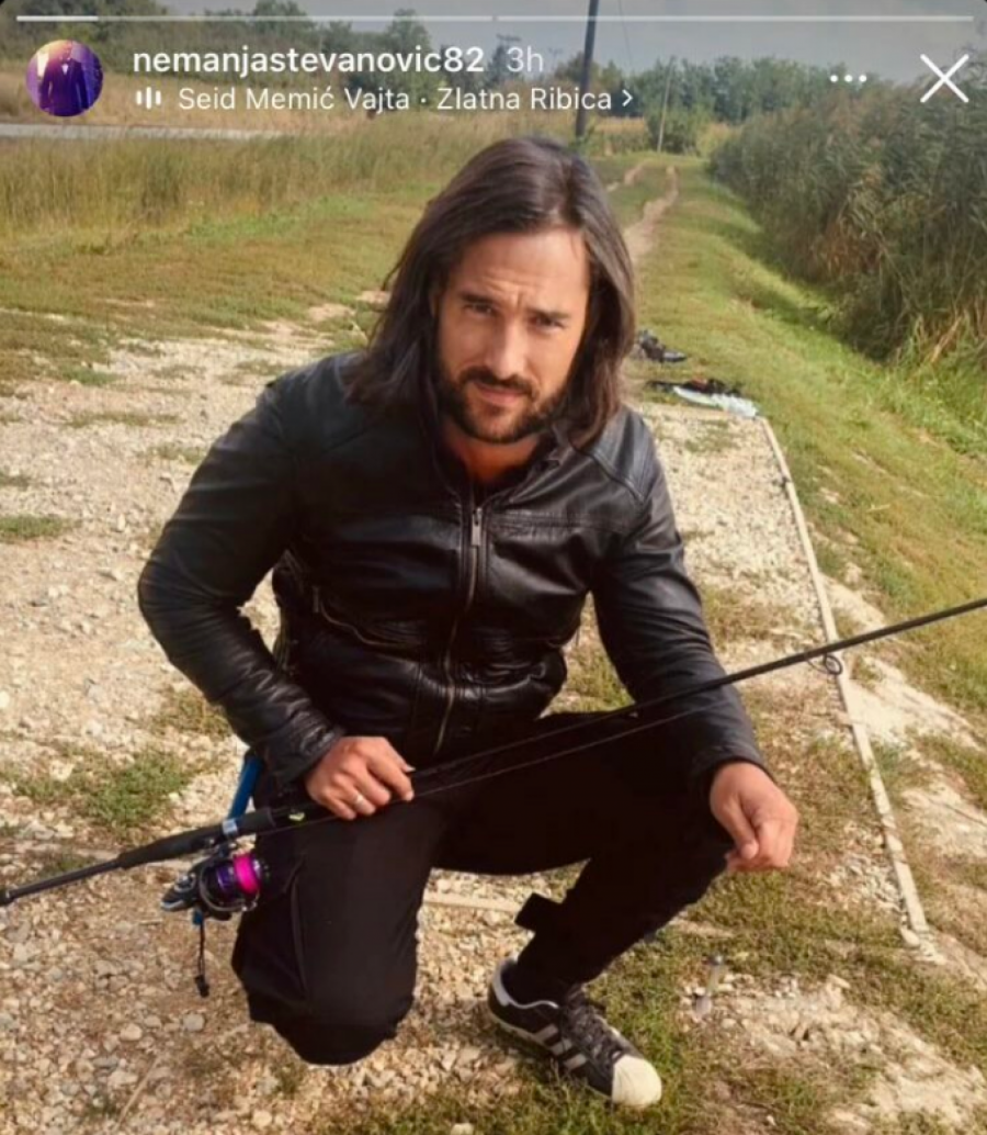 VIŠE NE IZGLEDA OVAKO! Poznati pevač potpuno promenio izgled, izgleda potpuno neprepoznatljivo! (FOTO)