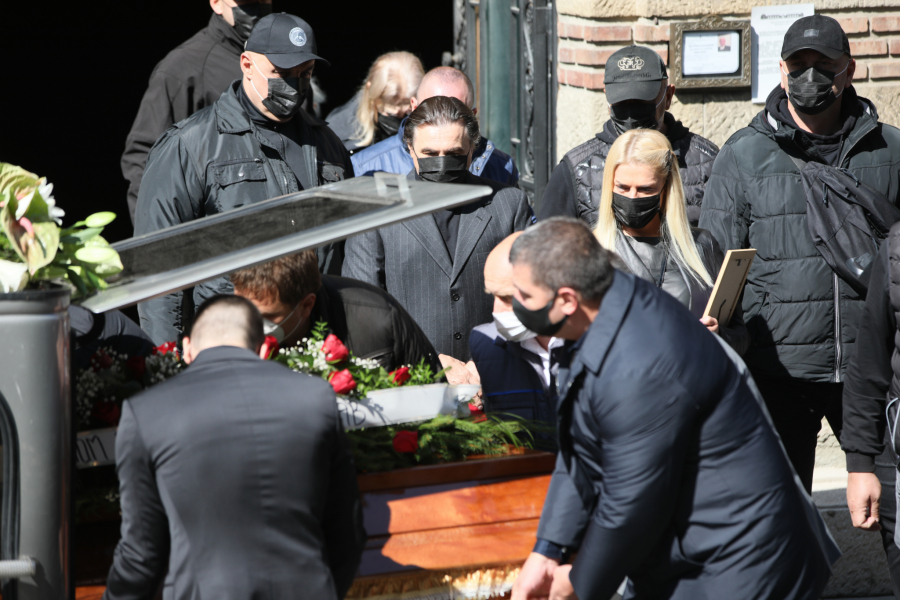 PRATIO GA ČOPOR ČUVARA Policajci uz Jocu Amsterdama i u tužnoj povorci na sahrani tasta