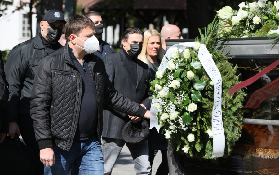 PRATIO GA ČOPOR ČUVARA Policajci uz Jocu Amsterdama i u tužnoj povorci na sahrani tasta
