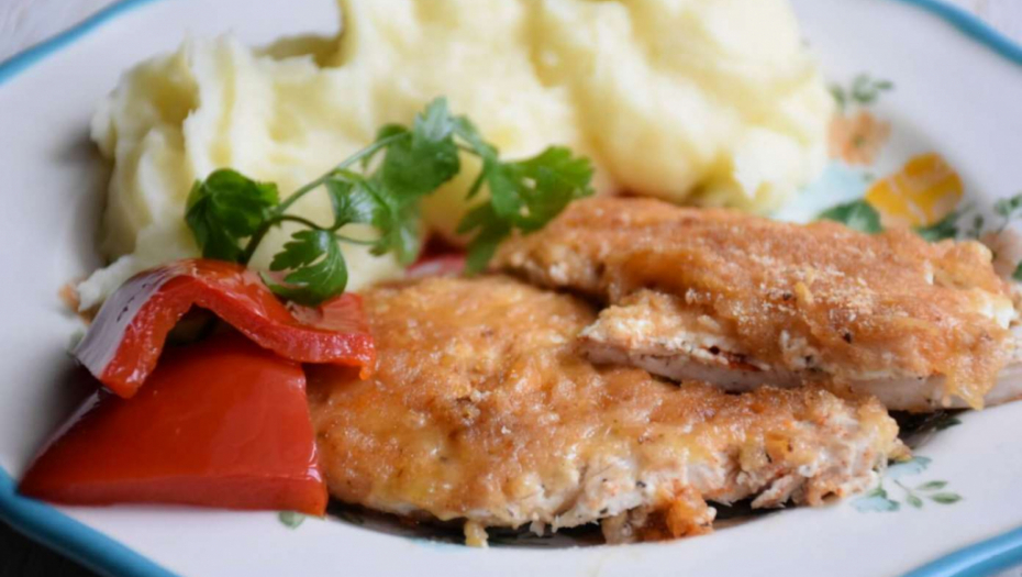 RUČAK PAR EKSELANS: Pileće šnicle zapečene u pavlaci i siru, sočno i preukusno jelo