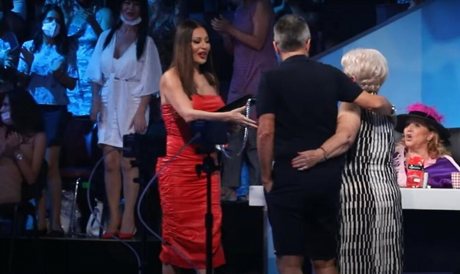 EVO ŠTA RADI CECA KADA SE KAMERE UGASE Pevačica uhvaćena tokom pauze u Zvezdama Granda, svi komentarišu njen potez!