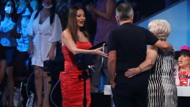 CECA DONELA SKUPOCENI POKLON I DALA GA JEDNOJ ŽENI Usred snimanja "Zvezda Granda", Ražnatovićka je nešto poklonila gospođi iz publike, evo ko je ona!