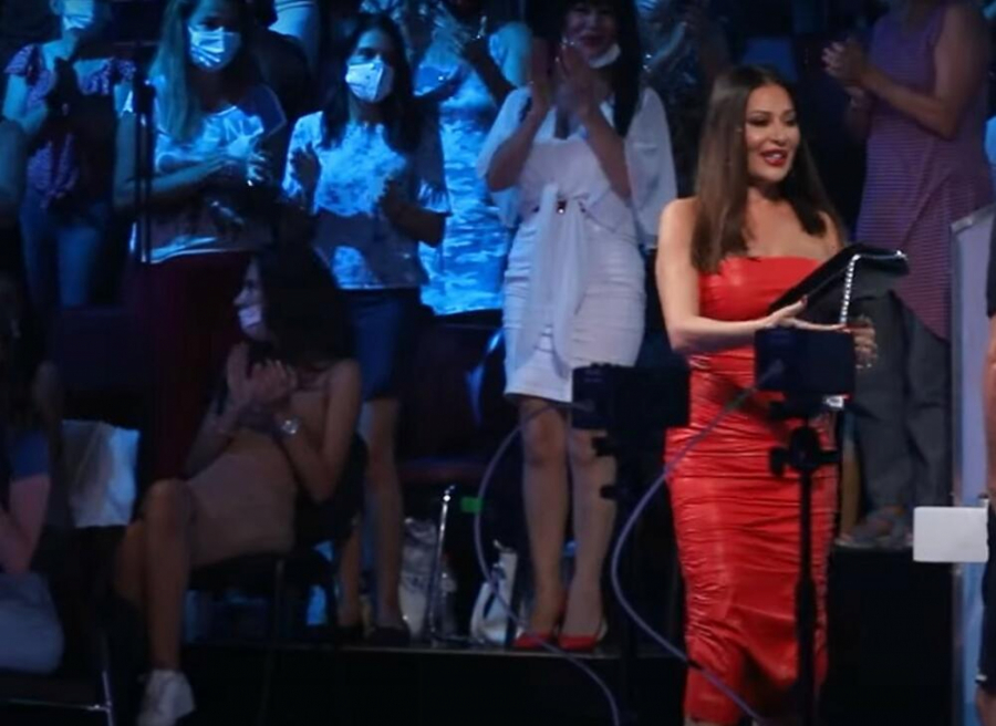 CECA DONELA SKUPOCENI POKLON I DALA GA JEDNOJ ŽENI Usred snimanja 