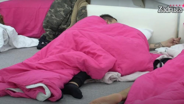 NISU MOGLI DA SE KONTROLIŠU! Zadrugari završili u krevetu, razmenjivali nežnosti naočigled svih! (FOTO)