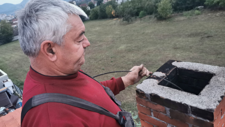 ODŽAČARI ŠETAJU IZNAD GRADA Pre nego što naložite vatru razmislite: Iz dimnjaka vade šut, ptičija gnezada...