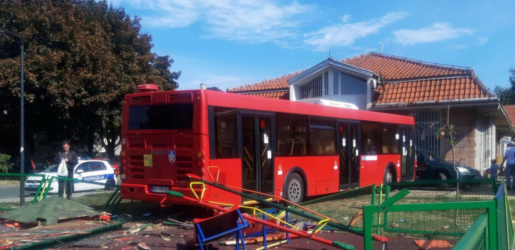 BRANI SE SA SLOBODE Vozač autobusa koji je uleteo na dečje igralište u Zemunu pušten iz pritvora