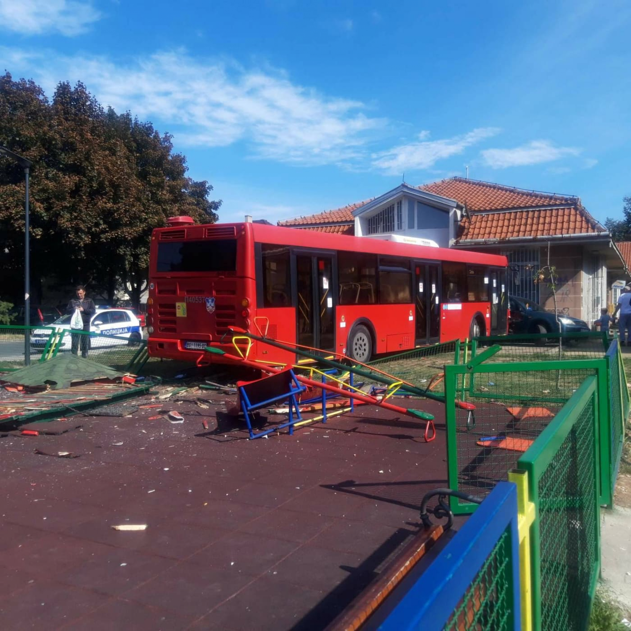 OGLASIO SE DEDA POVREĐENE DEVOJČICE U ZEMUNU Moje je unuče povređeno daće Bog da se oporavi!